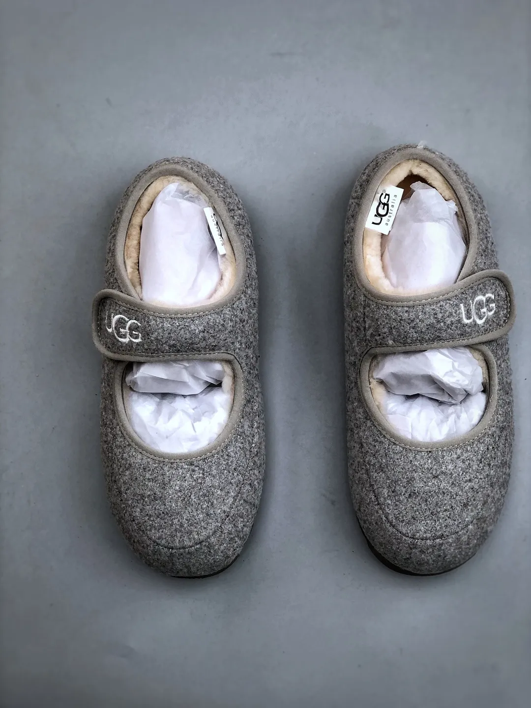 Local self-pickup 💰520 supports store release. The best-selling model on the entire network at the end of the year, UGG Mary Jane Mule slippers, 1.5CM thin sole, women's model, Xiaohongshu hot model, produced by a major foreign trade factory in Guangzhou, from toe to insole, real sheep fur, independent outer box packaging, craftsmanship, different from any version on the market, 1.5Ccm thin sole, independent original development of outsole, cashmere insole, keeping warm in winter, going out, and a very suitable choice for home use. This year uug launches a style series Partly catered to the preferences of young consumers, it has also moved to the forefront of fashion trends. Shoe body material: suede upper, 17mm UGGPURE™ implanted wool insole, lightweight non-slip and comfortable rubber outsole, with brand LOGO and trademark, with full packaging Size: 35-40
